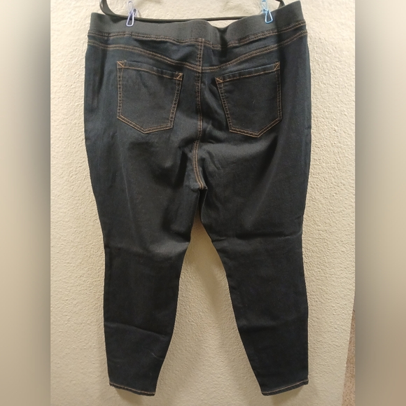 L.E.I Juniors Plus Size Dark Blue Jeans - Picture 2 of 3